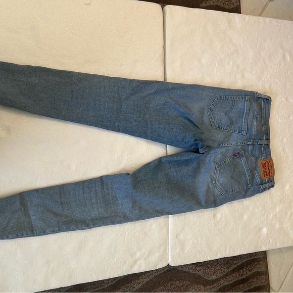 Levi’s 720 high rise super skinny light wash jeans cut in distressed hem - Picture 9 of 10